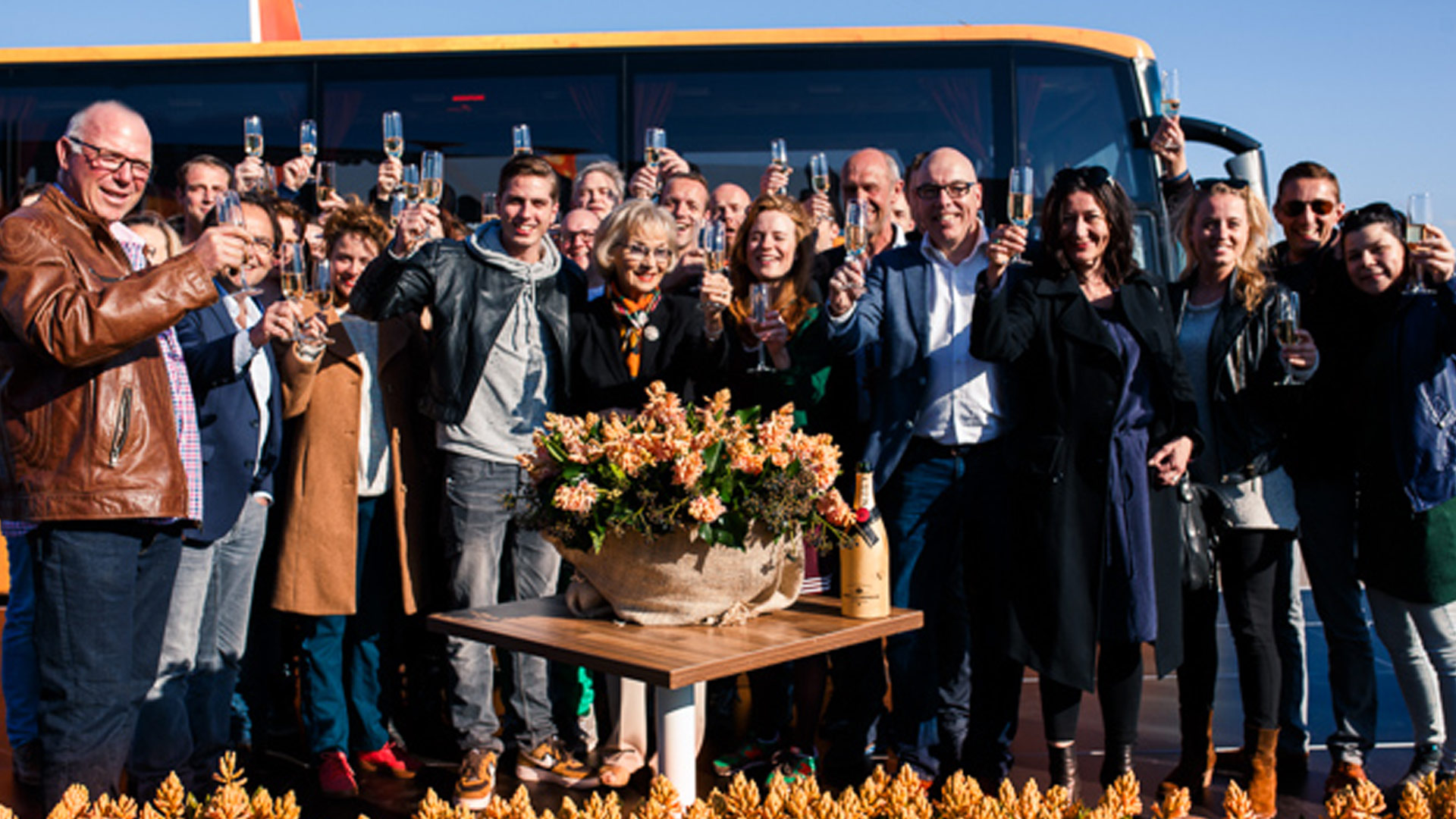 Karin Hazelhoff Roelfzema neemt oranje hyacint in ontvangst - Soldaat